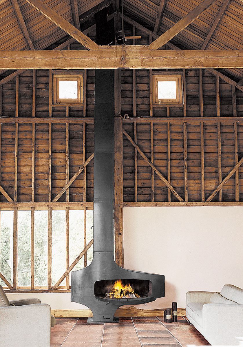 Kominek Heterofocus zrobiony z surowej woskowanej stali. Opalany drewnem, ale może być wyposażony w palnik