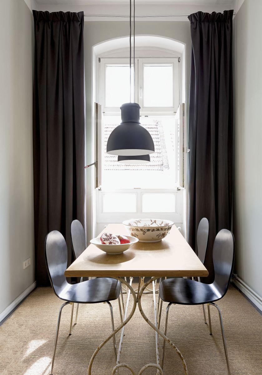 Zwieńczeniem korytarza, tuż za zakrętem, jest kuchnia ze stołem na masywnym odlanym stelażu