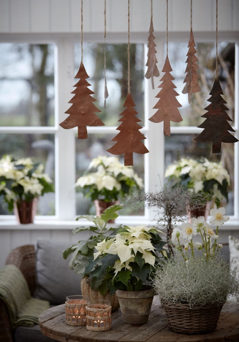 dekoracje okna i parapetu na Boże Narodzenie