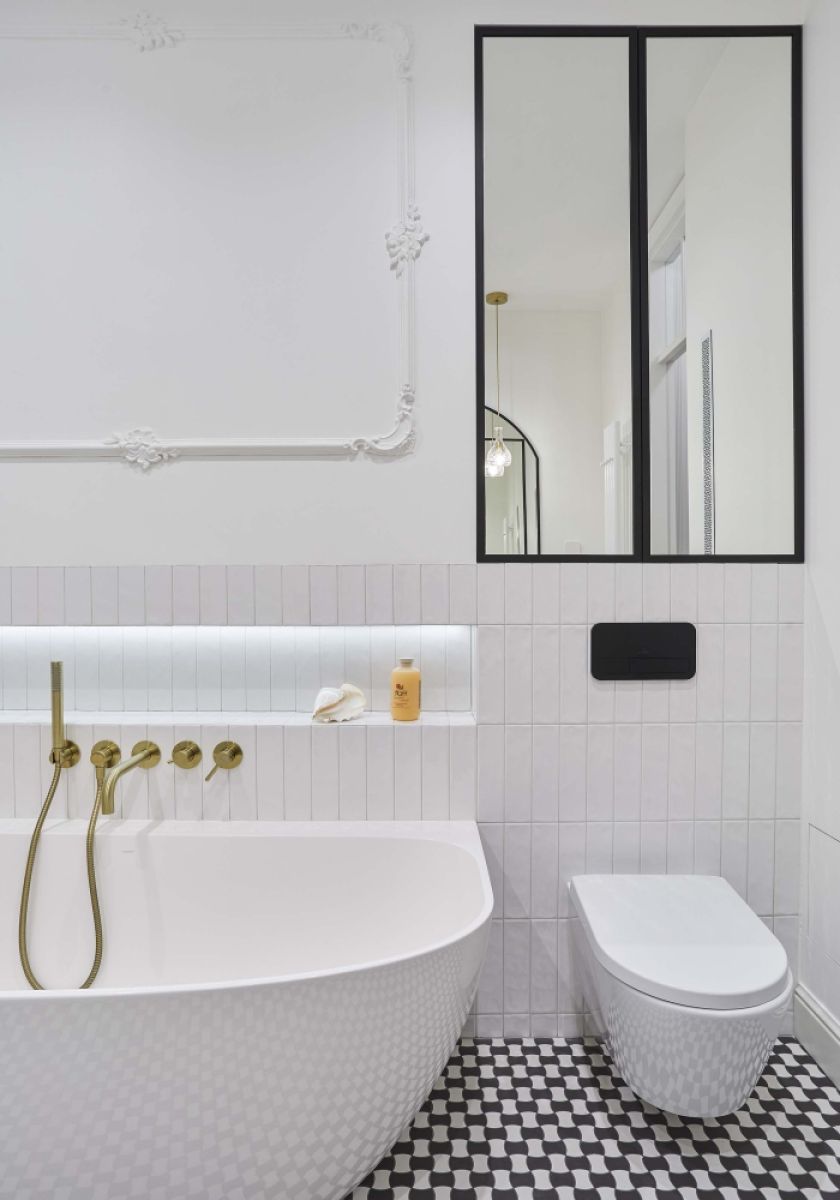 biała łazienka w mieszkaniu w kamienicy