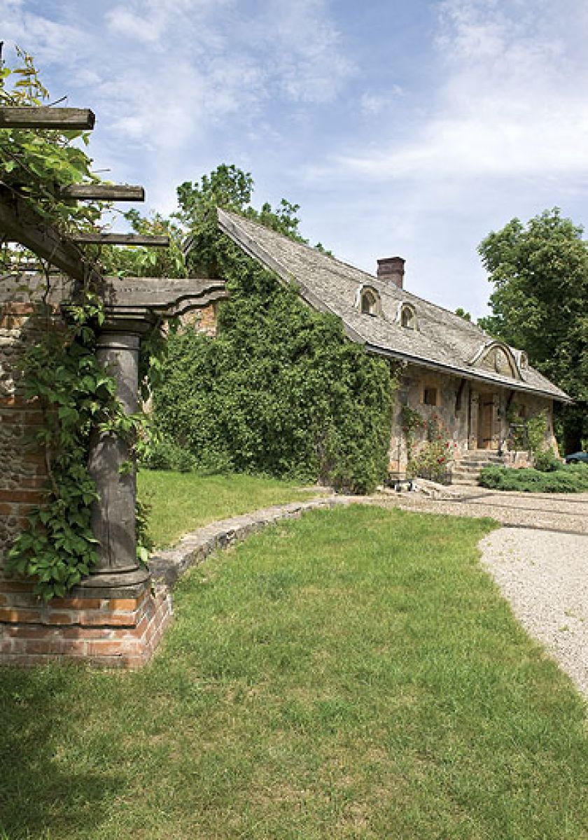 Porządna wiejska siedziba pasująca do otoczenia.