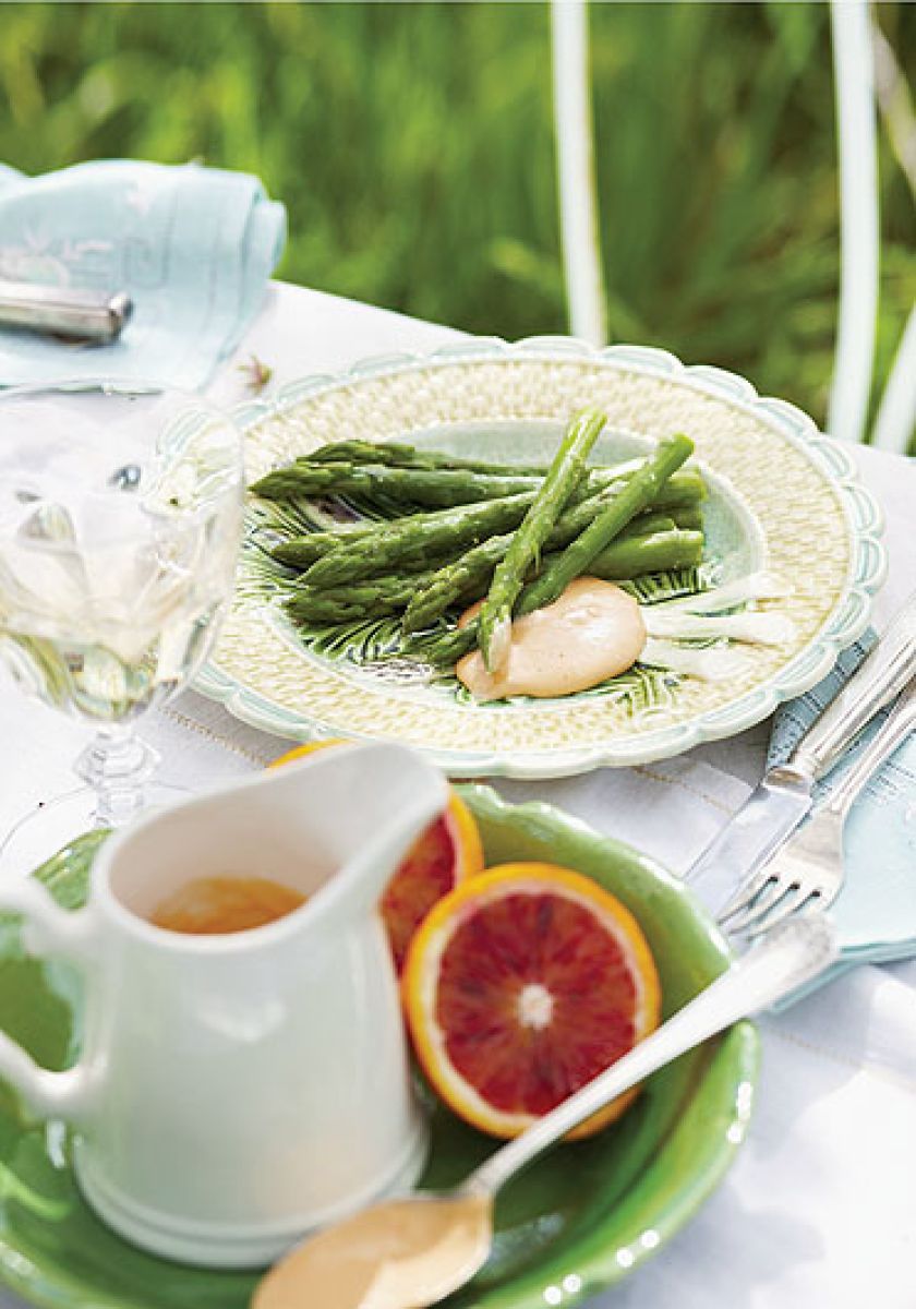 Szparagi z sosem maltańskim. Wiosenne przepisy