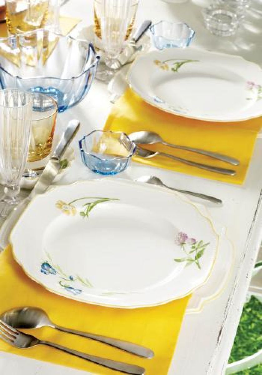 Talerz płaski- 119 zł, szklana miseczka- 100 zł, kryształowy kieliszek do szampana- 45 zł. Sztućce