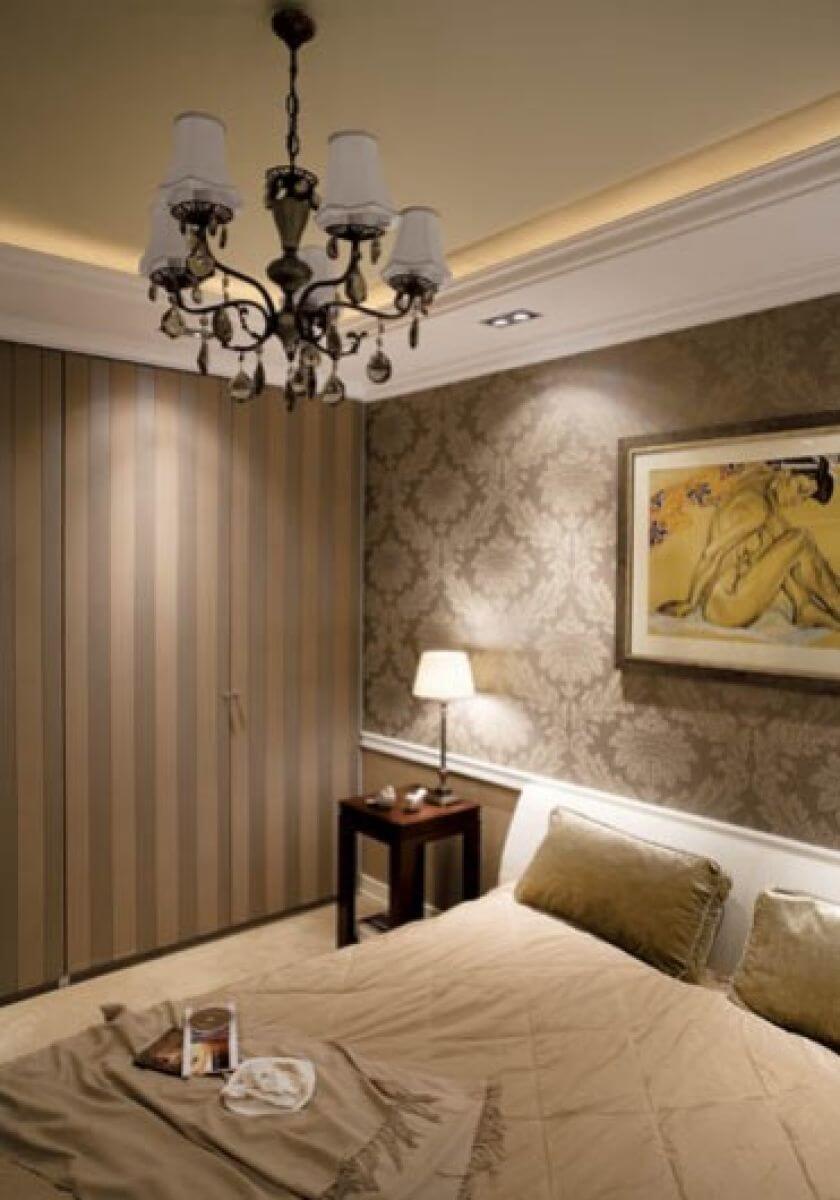 W sypialni krolują angielskie tapety, każda w innym stylu: ta w nowoczesne pasy kryje drzwi do garderoby, w lilie