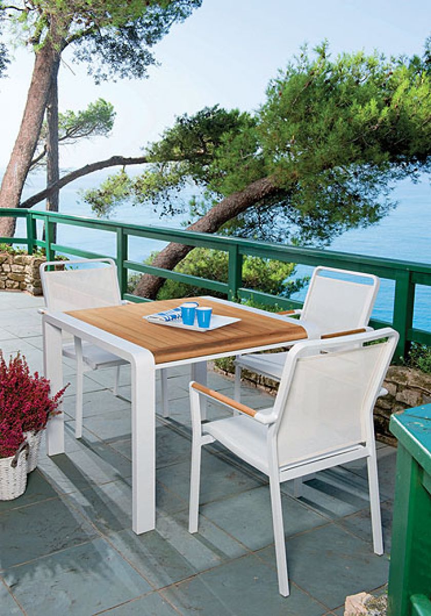 Z drewnianymi wstawkami. INTER ARCH. Meble ogrodowe i nie tylko