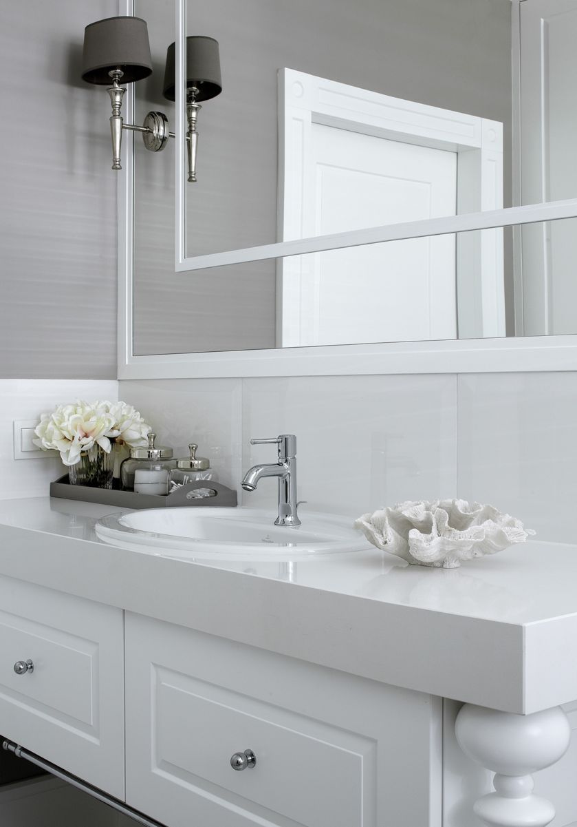 To mieszkanie jest leciutkie, ponadczasowe i eleganckie: klasyczne meble i dodatki, sztukaterie, stonowane