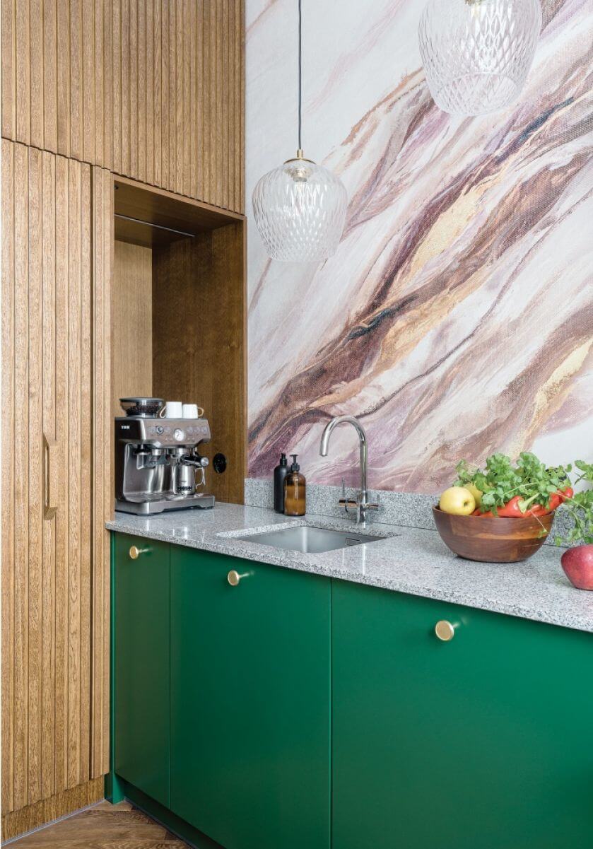 mała kuchnia z zielonymi szafkami