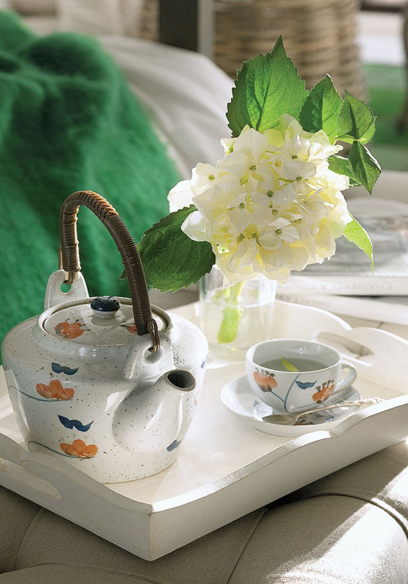 W domu dominuje biel przełamana zielenią, beżem i sieną. Kolonialne akcenty: bambusowe rolety, łóżko w