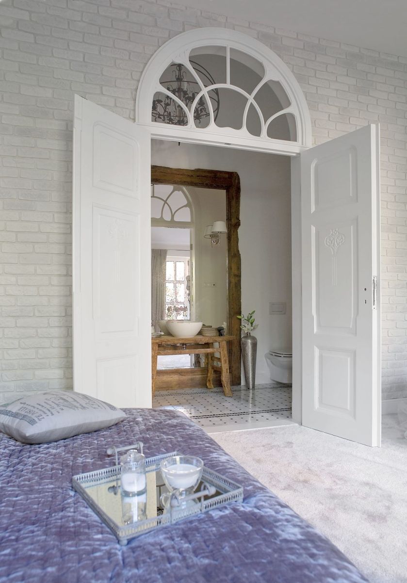 W SECESYJNYM STYLU, drewniane ze zdobnym świetlikiem i rzeźbionym ornamentem na skrzydłach, archiwum Werandy .