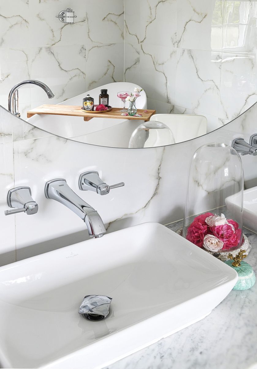 biała łazienka w stylu country glam