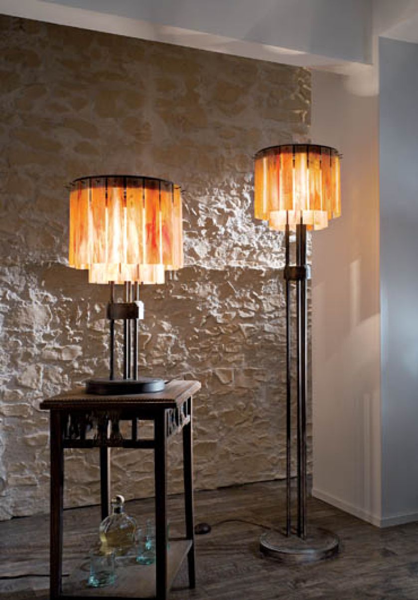 Kuta ręcznie stal oraz klosze ze szklanych paneli w pięciu różnych kolorach. KRYSZTAŁ