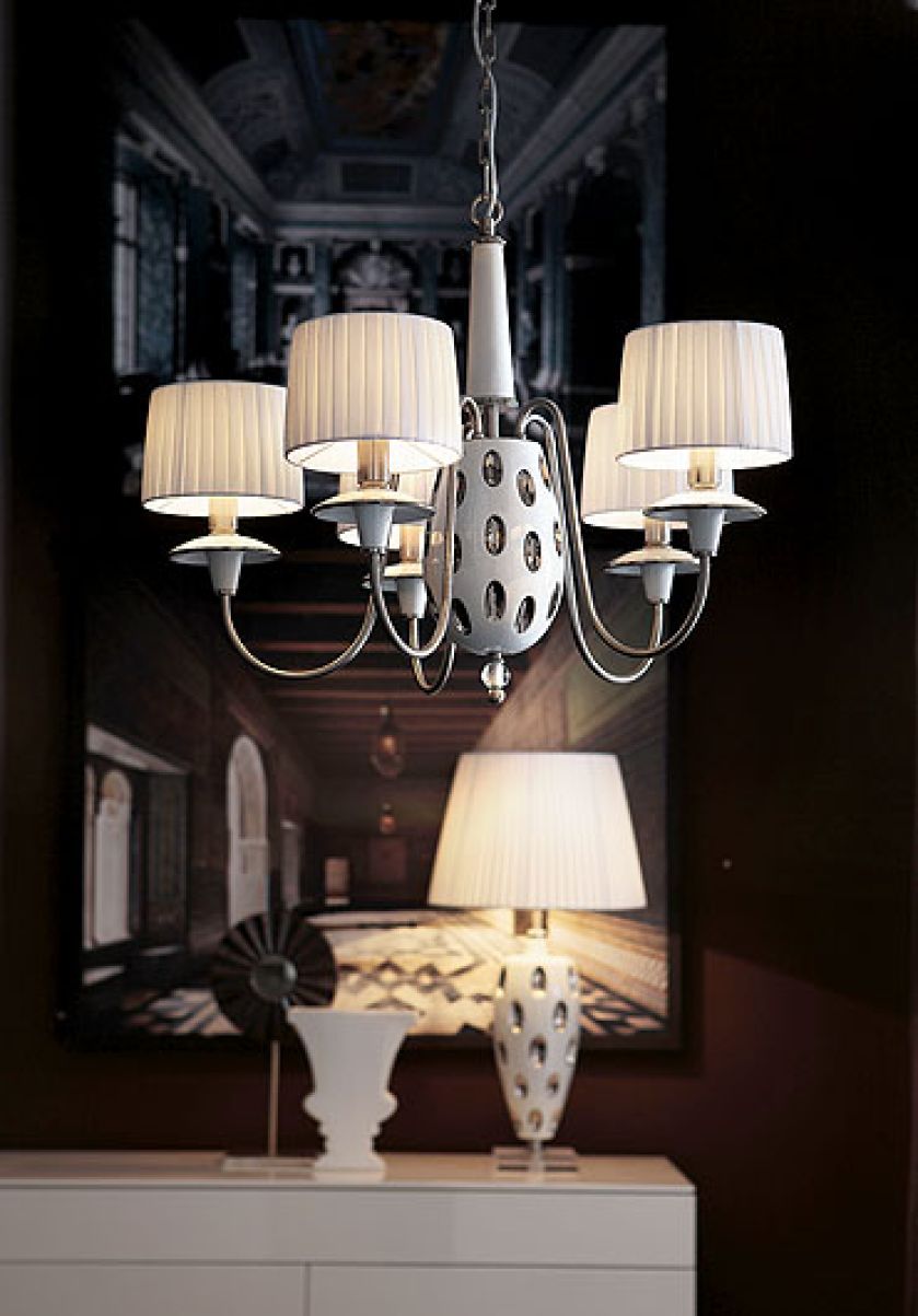 Ręcznie malowany złotem lub platyną porcelanowy żyrandol z kolekcji Regal. le porcellane