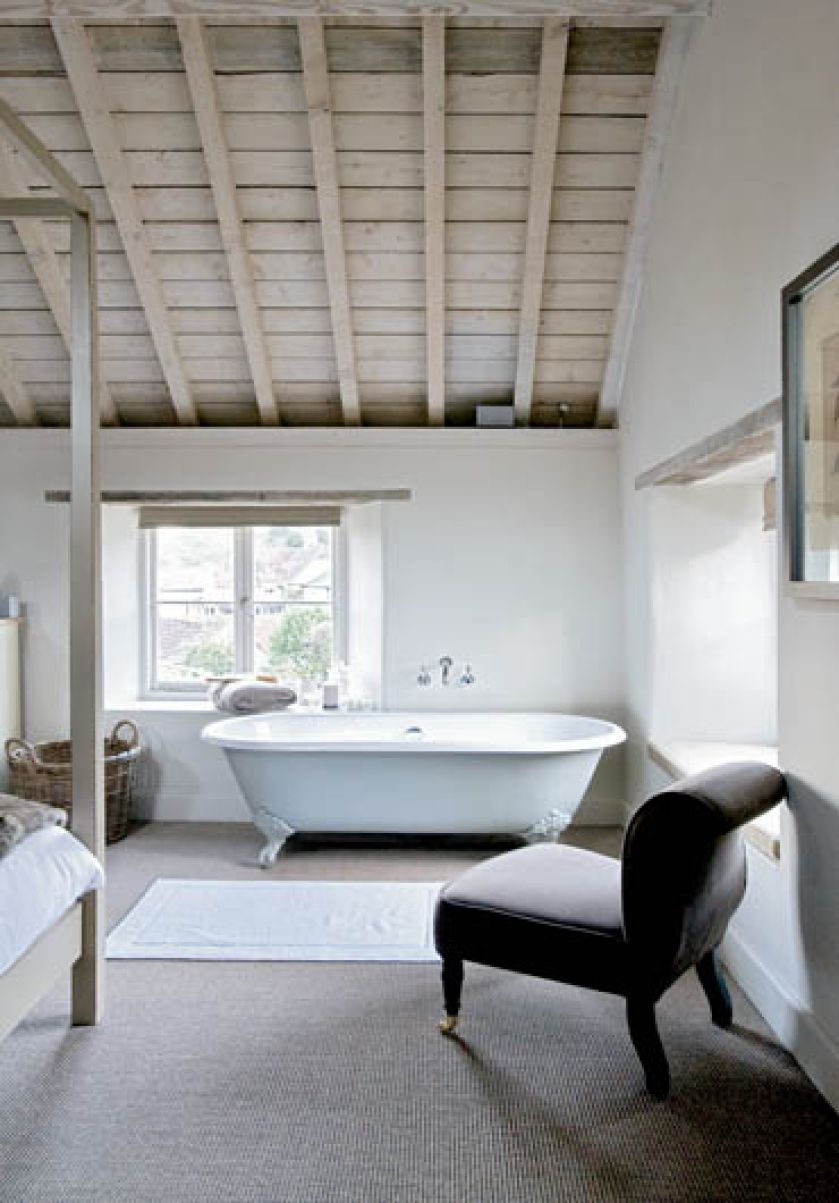 Angielski dom w dawnej stodole w świątecznej dekoracji