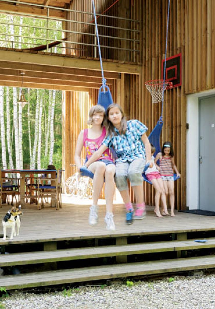 Taras z huśtawkami to ulubione miejsce zabaw dzieci. Olga i Anielka, córki malarza, bawią się z koleżankami pod czujnym