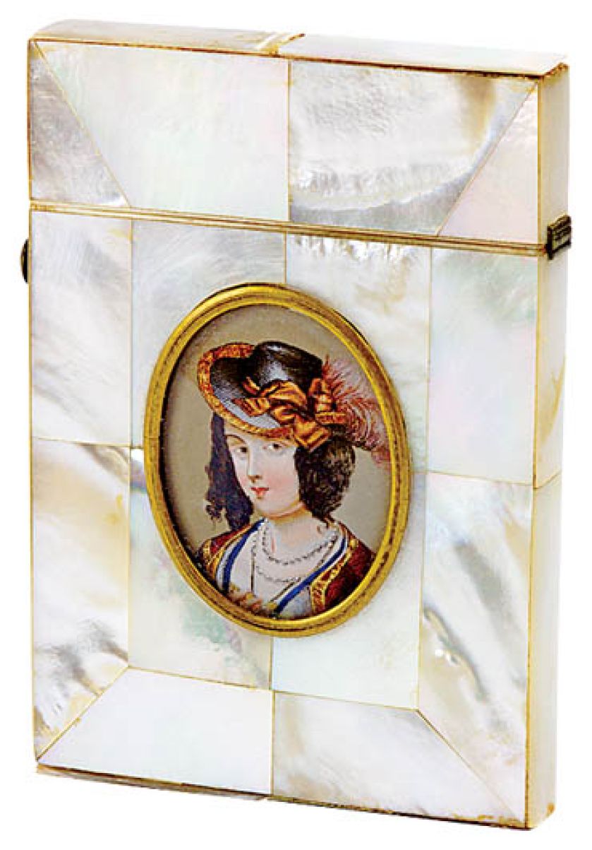Wizytownik z masy perłowej z ręcznie malowaną miniaturą-medalionem, Europa, 1880-1900 r., z kolekcji Włodzimierza Hermana,