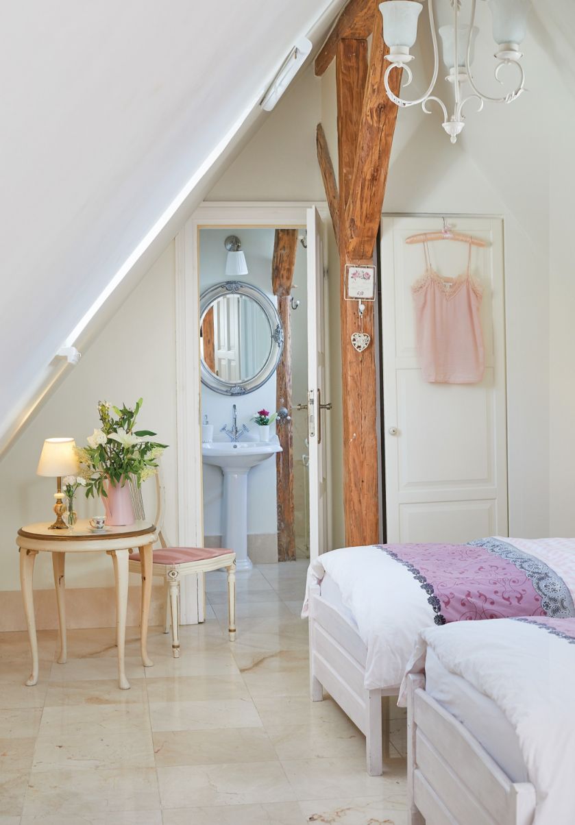 sypialnia na poddaszu ze skosami aranżacja