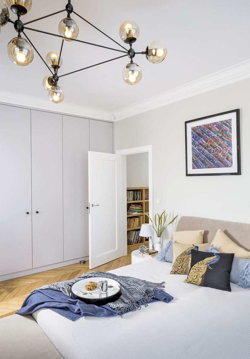 Nie trzeba mieszkać w domu jednorodzinnym, żeby czuć się jak w willi pod miastem. Zobacz wnętrze w stylu nowoczesnej klasyki.