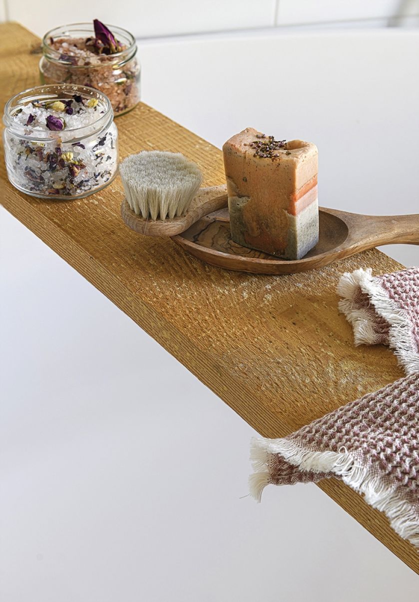 drewniana półka na wannę