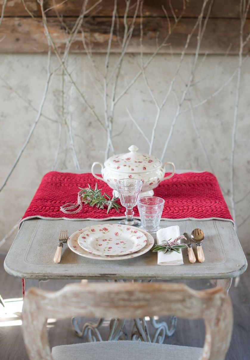 Klasycznie świąteczne połączenie bieli i czerwieni urozmaicić mogą delikatne jasnoczerwone różyczki nawiązujące do