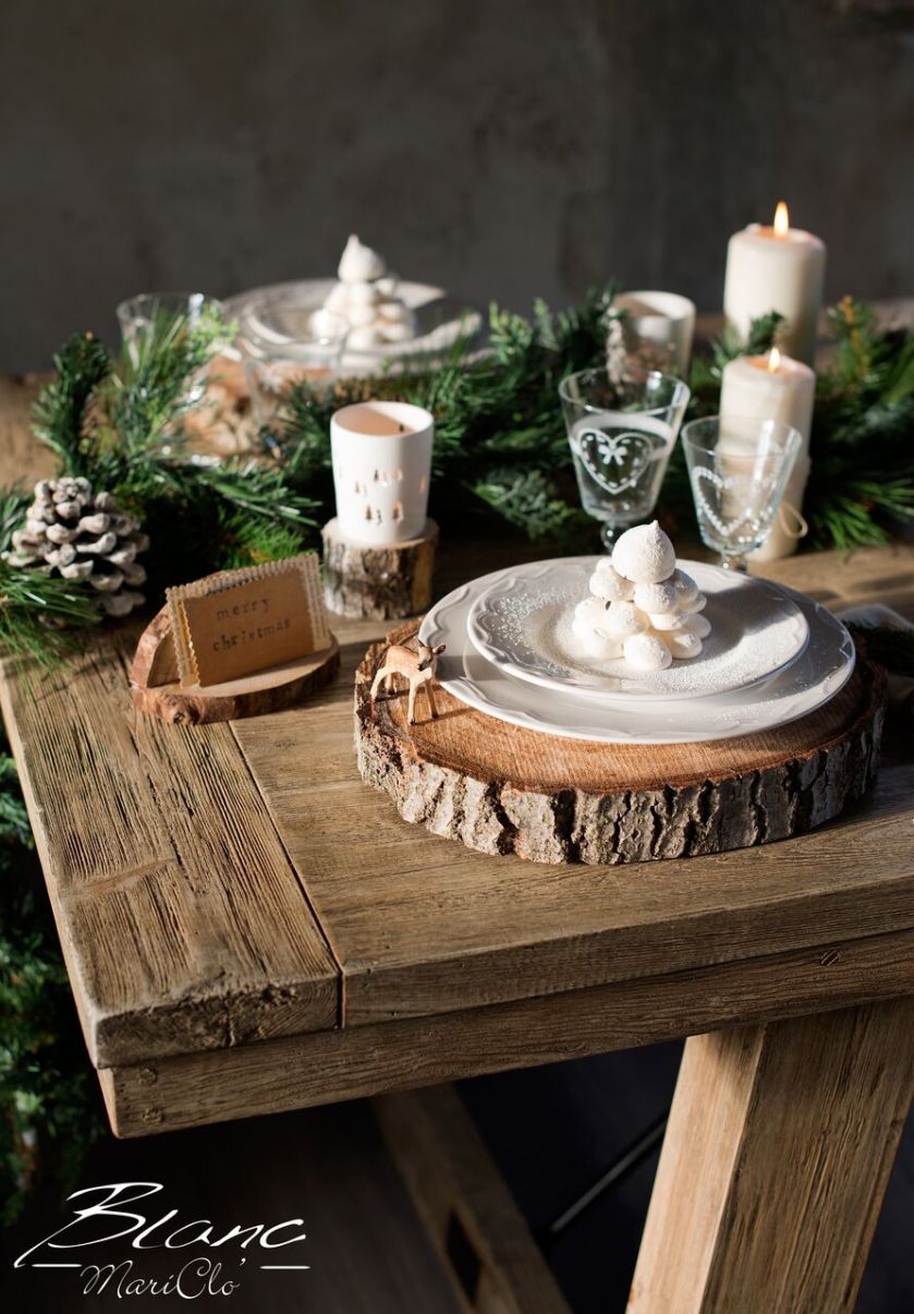 Na rustykalnym świątecznym stole ustawiamy drewniane deski, które zastępują półmiski czy tace.
