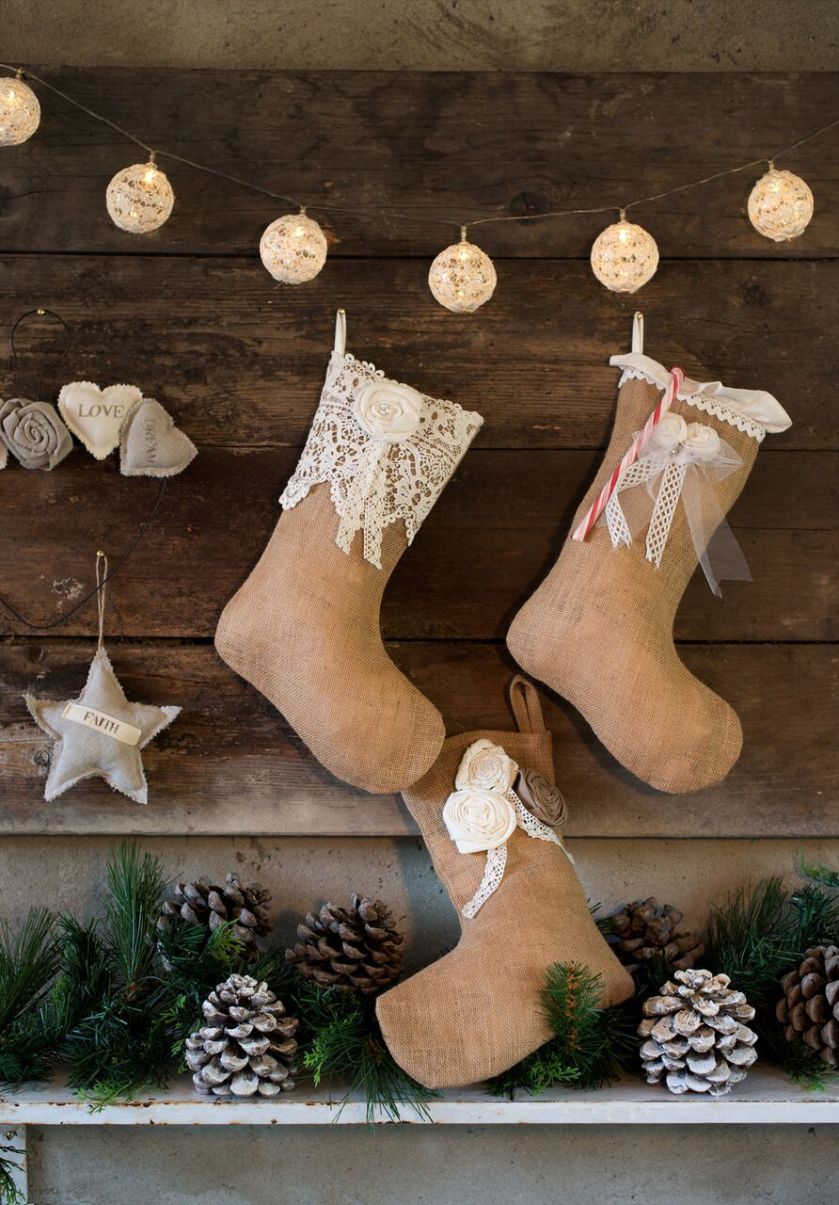 Naturalne kolory i tkaniny powodują, że dekoracje i ozdoby będą pasowały do wnętrz w różnym stylu.