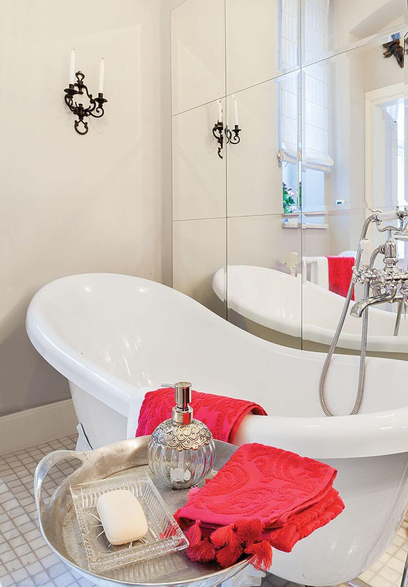 Przestronna łazienka z wolnostojącą wanną na ozdobnych, lwich nóżkach.