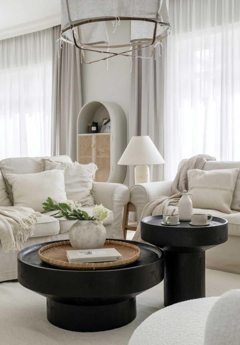 przytulny salon w bieli i wiklinie