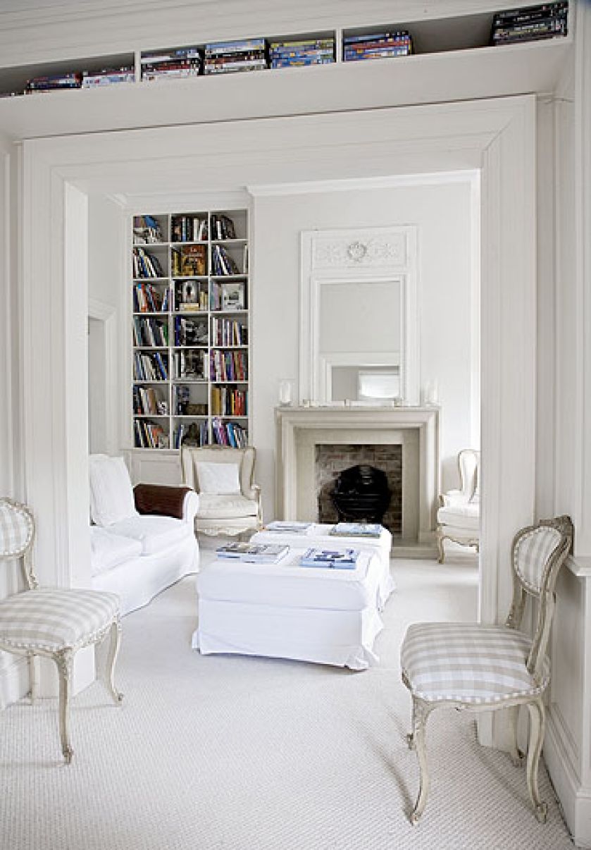 Jak urządzić salon z kominkiem? To od rodzaju kominka będzie zależał styl aranżacji salonu. Obudowa kominka wcale nie musi