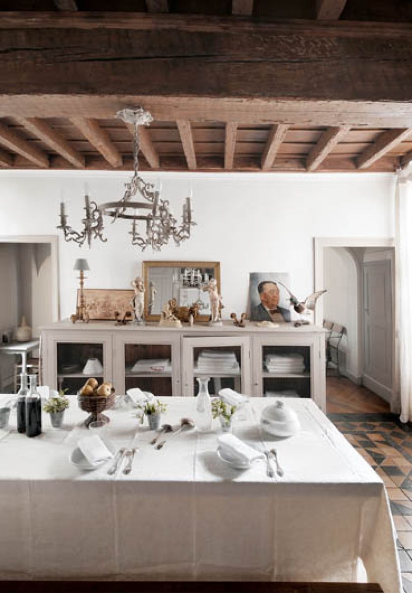 Maria odmłodziła kilka antyków. W starej komodzie szybki wymieniła na kurniczą siatkę, a wiekowy żyrandol