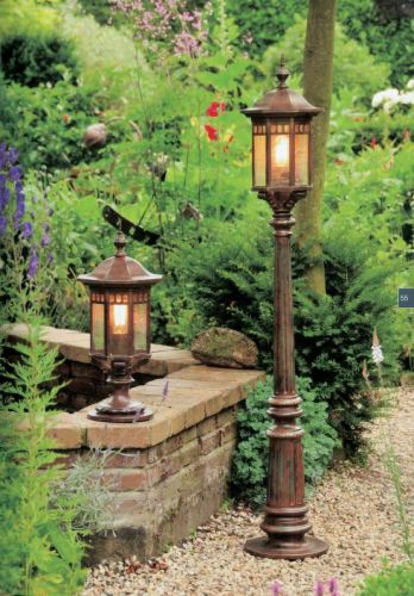 Ostatnio bardzo modny jest żwir. Odpowiednio utwardzony sprawdzi się w każdym ogrodzie. Do kompletu latarenki