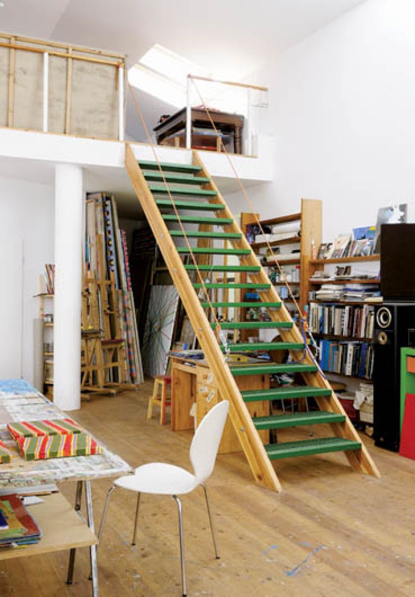 Parter to otwarta przestrzeń przecięta lekkimi, jakby zawieszonymi w powietrzu schodami, które wymyślił pan Jacek.