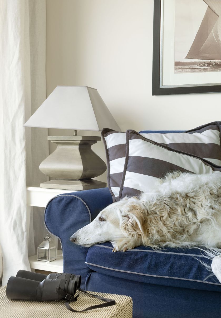 Podkreślające klimat drobiazgi oraz narzuty i poduszki projektantki wypatrzyły w Zara Home.