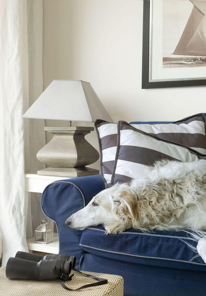 Podkreślające klimat drobiazgi oraz narzuty i poduszki projektantki wypatrzyły w Zara Home.