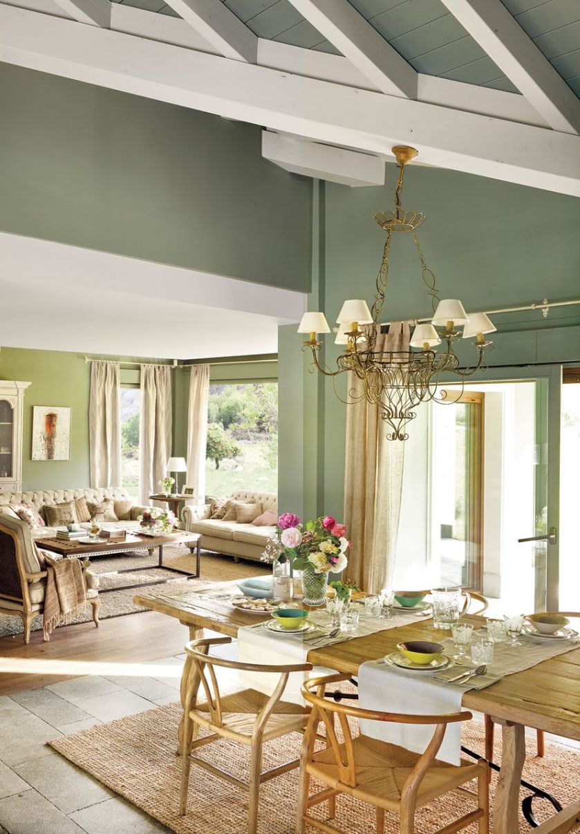 Kwiaty – nie jeden bukiet, tylko małe bukieciki porozstawiane w szklanych wazonikach i kieliszkach w całym domu.