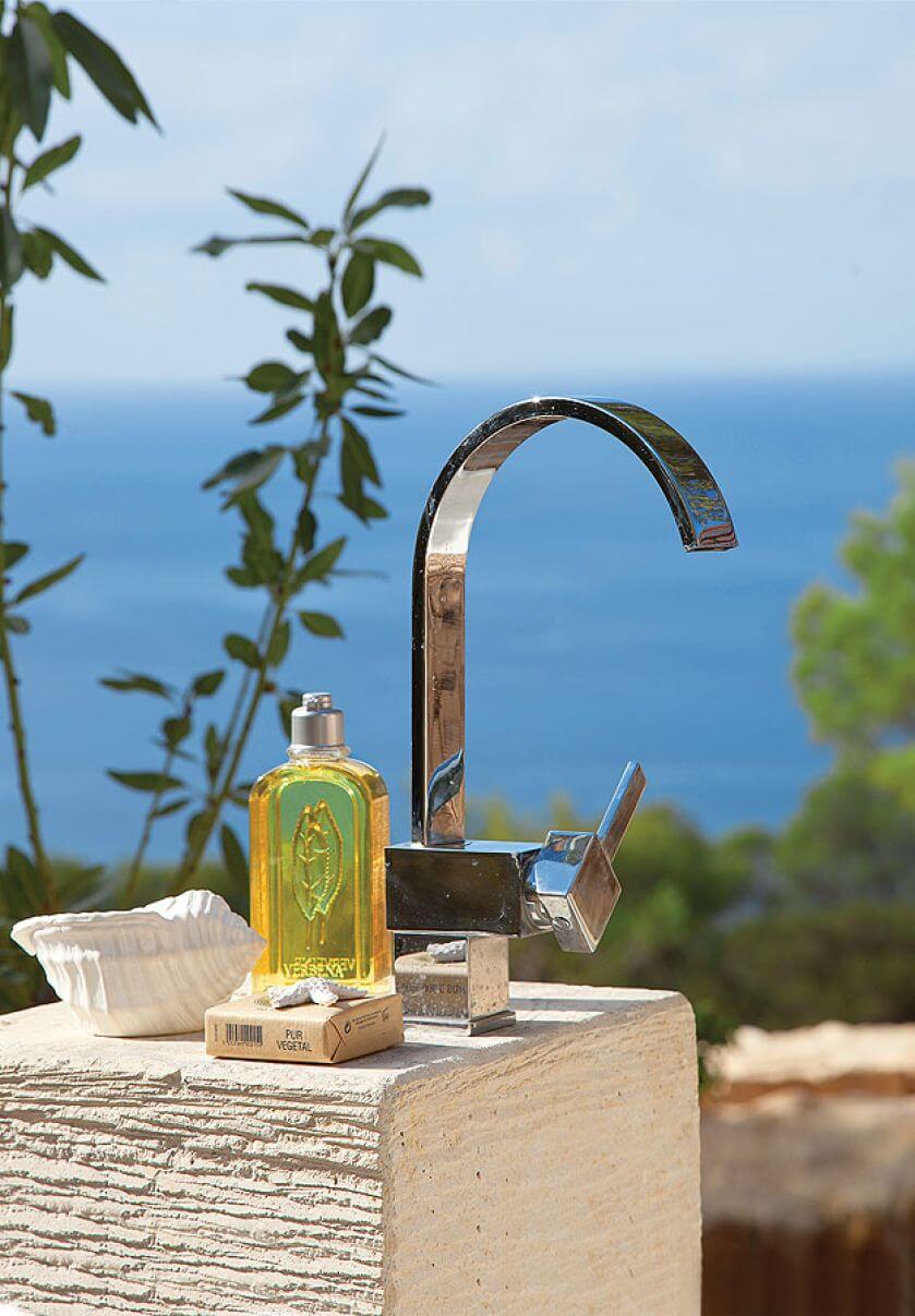 prysznic pod chmurką