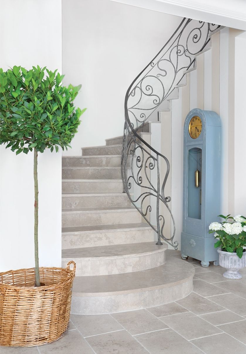 Schody na początku miały być proste, ale dzięki zmniejszeniu łazienki, można było je powiększyć i