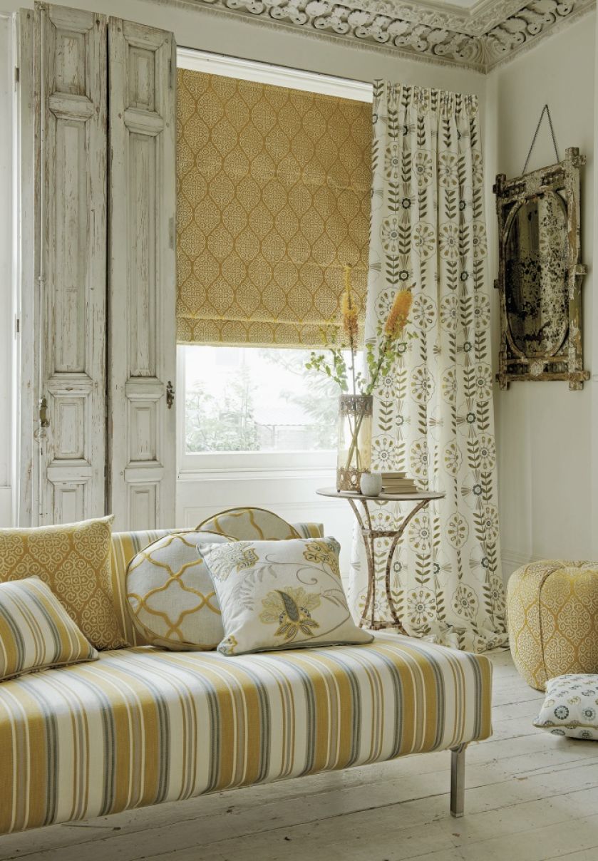 roleta i zasłony w oknie