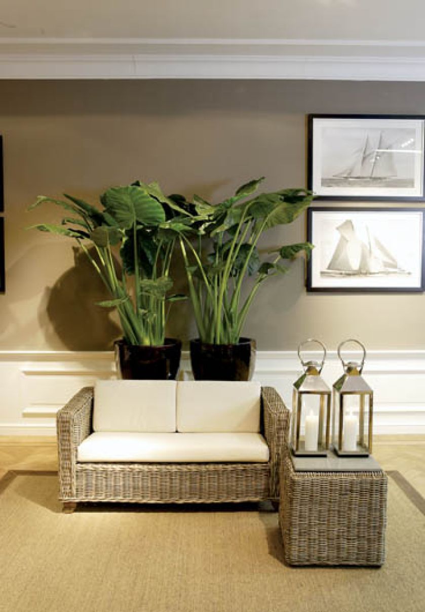 Kanapa Quatro z białej skóry i rattanu. Cena - 3800 zł. Do kompletu stolik z kamiennym blatem (1100 zł). BIBELOU