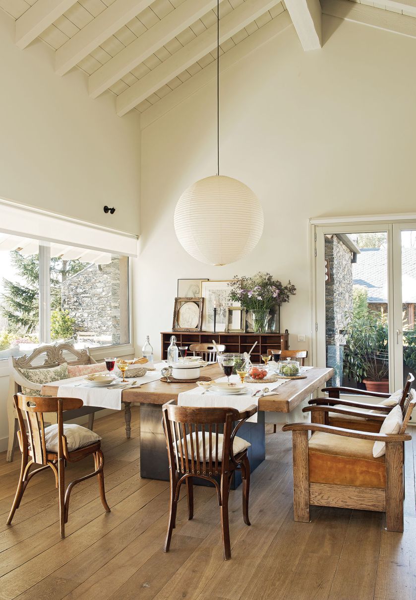 Patricia zaprojektowała też stół do jadalni – na stalowym kubiku ułożyła grubą dechę. Do tego ustawiła wiekowe fotele,