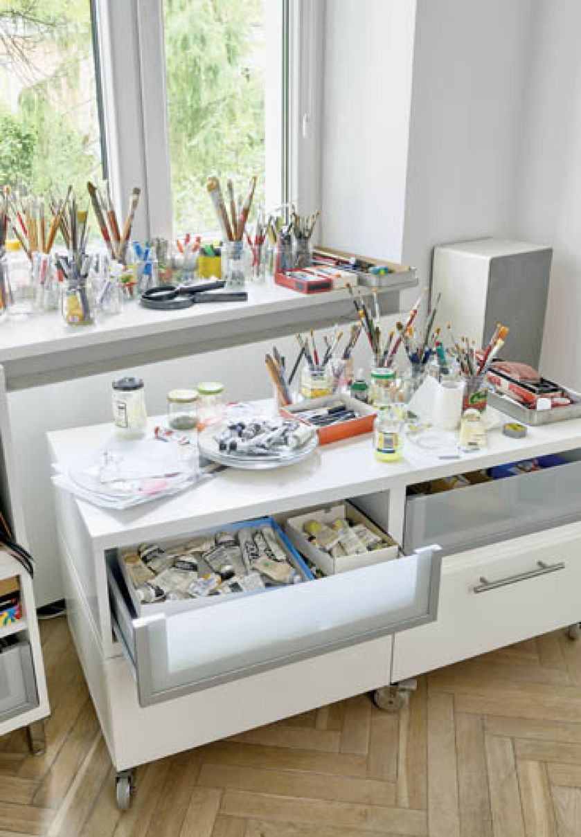 Pracownia płynnie przechodzi w living.