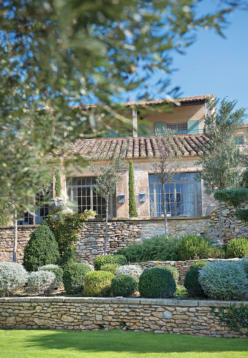 Wiekowy dom, jakich wiele w okolicy, nabrał w środku dizajnerskiego charakteru.