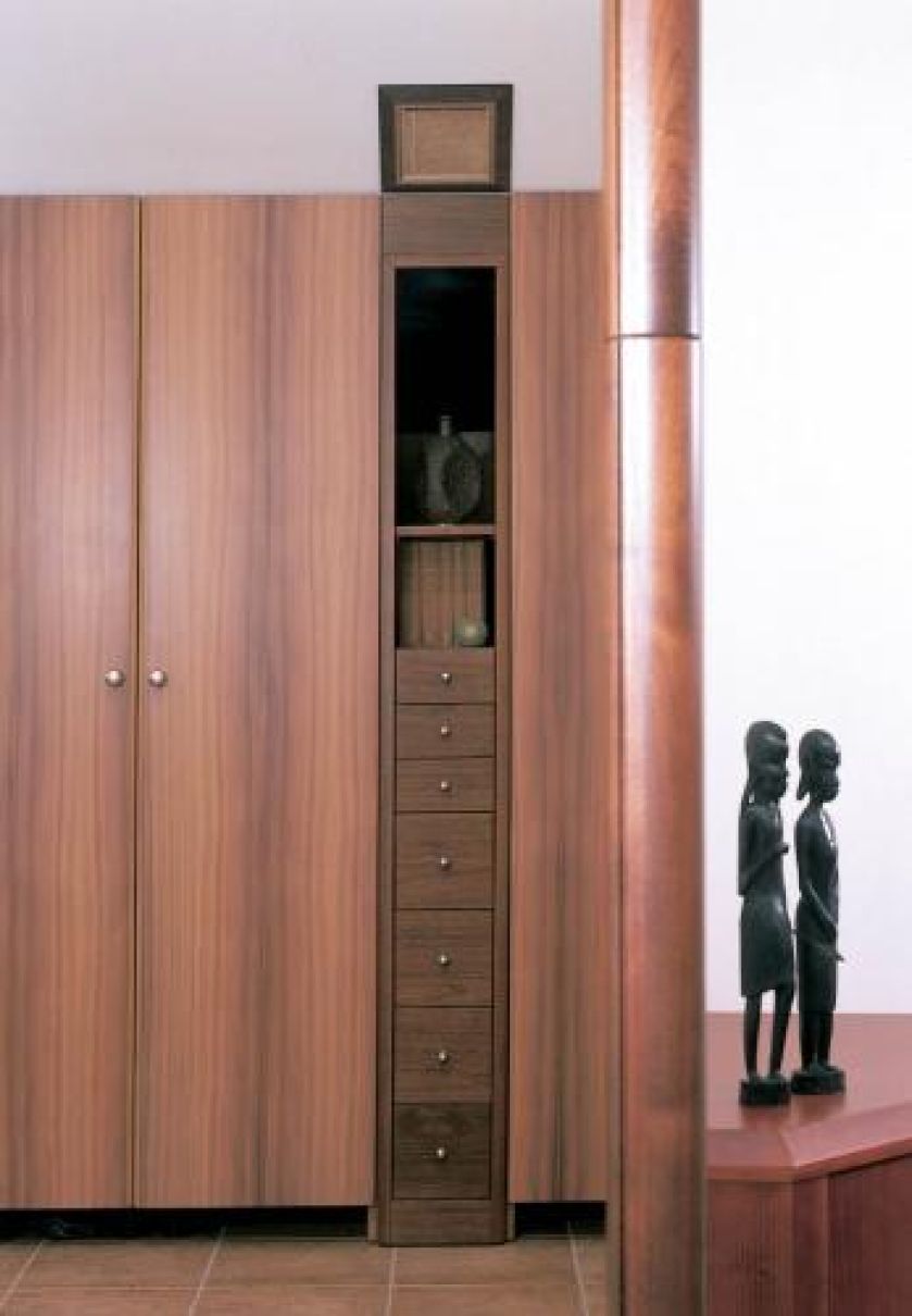 Słupek w innym odcieniu ożywia wnętrze.