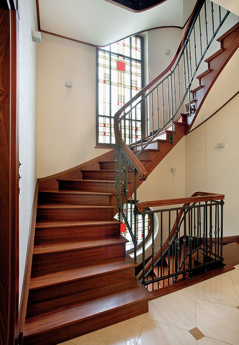 Zrobili ją miejscowi rzemieślinicy: stolarke z mahoniu - firma Krzysztofa Janeczka, balustradę - kuźnia Sari,