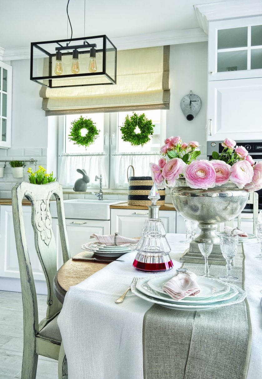 Piękne mieszkanie, a w nim pełno antyków. Połączenie starego z nowym daje wspaniałe rezultaty. Tak jak w przypadku tego