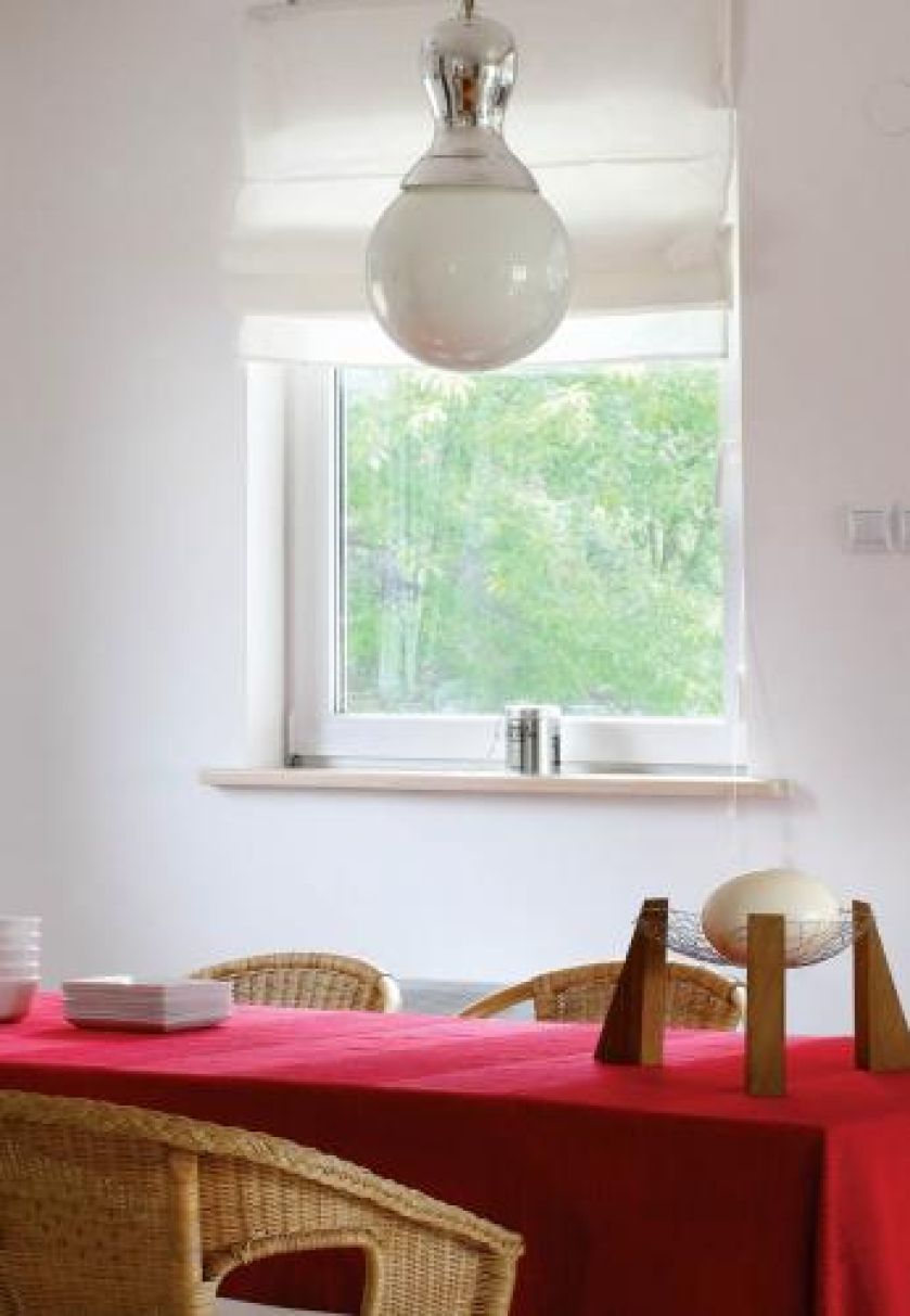 Bawełniana czerwona narzuta na łóżko świetnie udaje obrus.