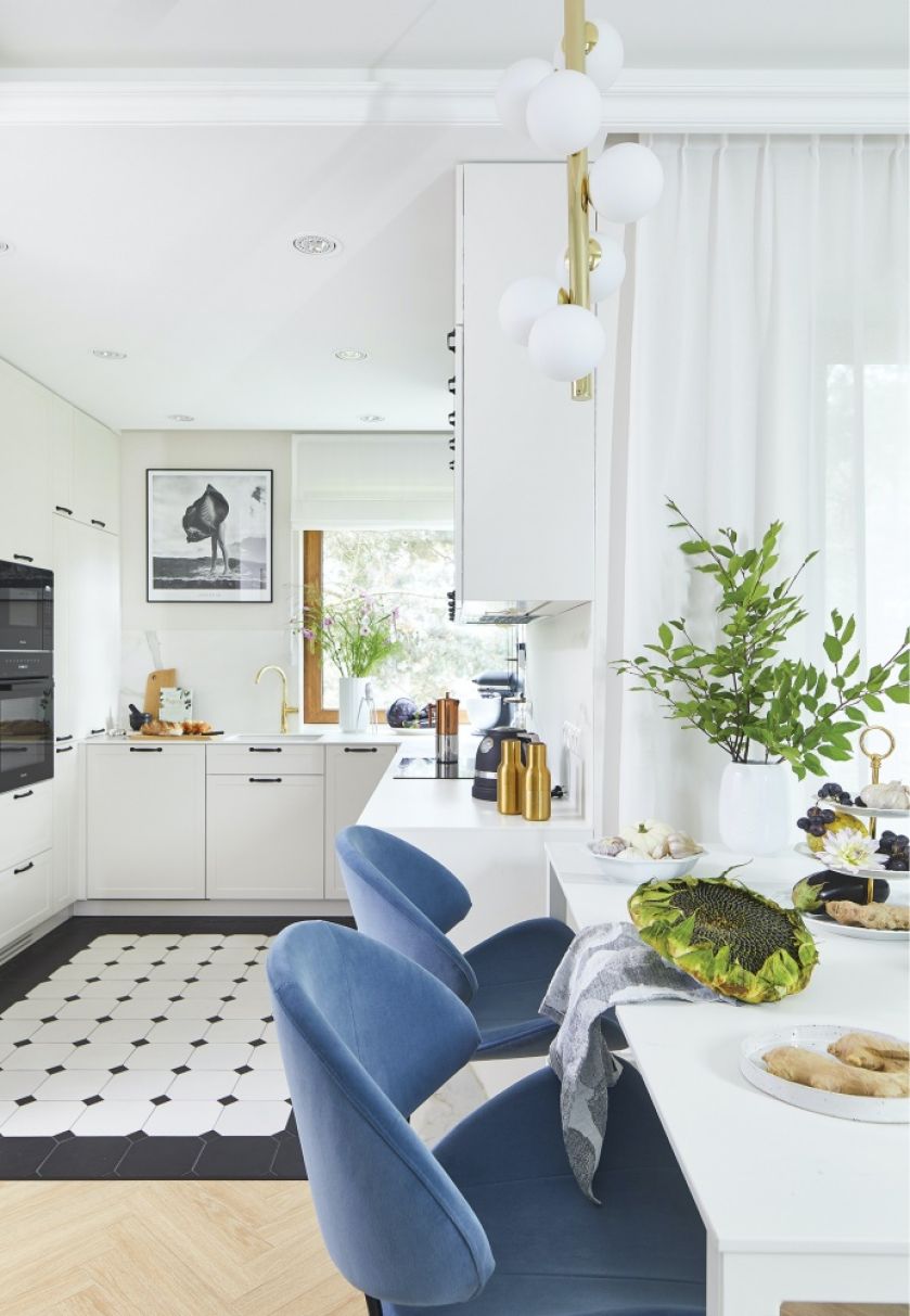 biała kuchnia otwarta na salon i jadalnię