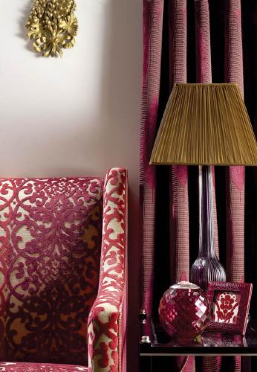 Fotel został obity flokowaną tkaniną Voluta, firmy Nina Campbell - 481 zł/mb FINEZJA STUDIO