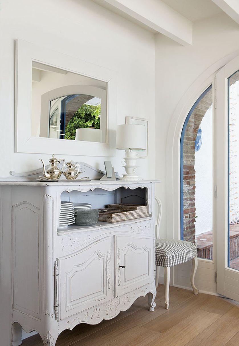 Jasne pokoje wyposażone w białe meble,