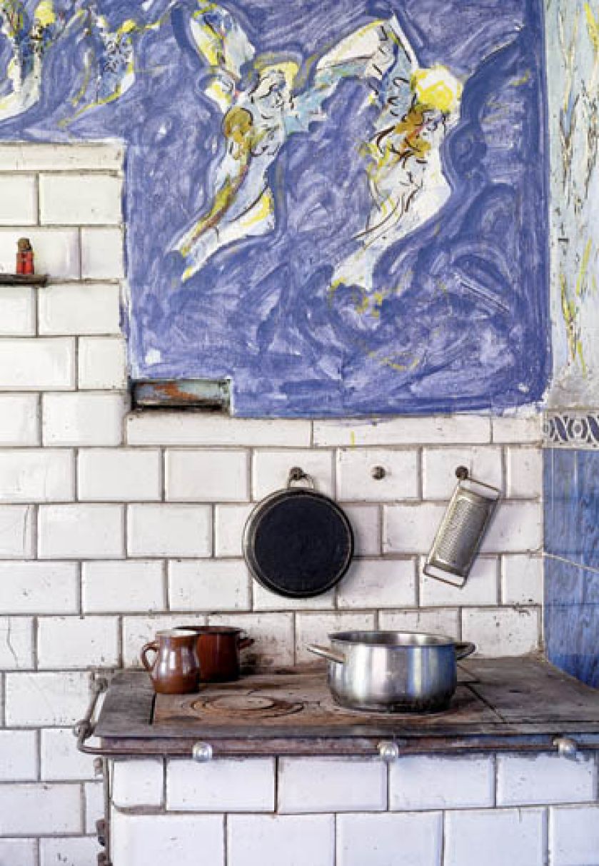 Klasyczna kuchnia węglowa i malarstwo.