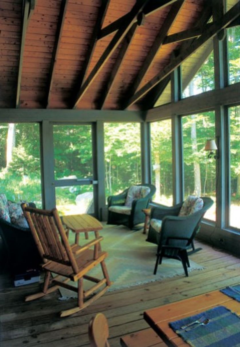 Na ogromną werandę prowadzą rozsuwane przeszklone drzwi. Ściany z drobnej metalowej, niemal niewidocznej siateczki nie